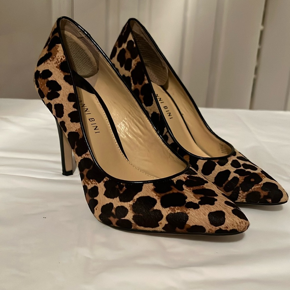 Gianni Bini Cheetah print fur and black Heels